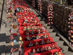 圧巻！118段588体の雛飾り【素戔嗚神社雛段飾り～3/13】｜稲取銀