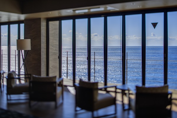 「稲取　銀水荘」のラウンジ「濤の音」