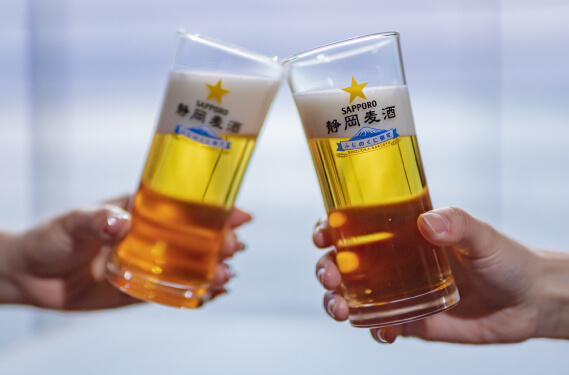 青い海をみながらビールで乾杯！